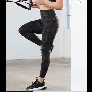 Fabletics define 7/8 charcoal camo legging (Powerhold material)